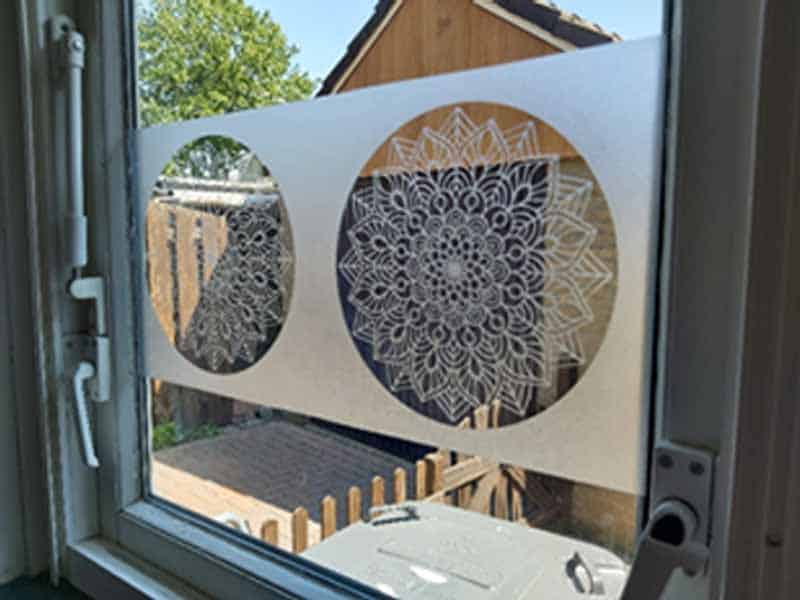 Een originele raamdecoratie maken met een mandala.