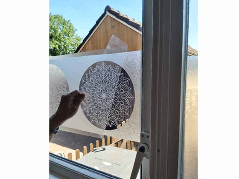 Een originele raamdecoratie maken met een mandala.
