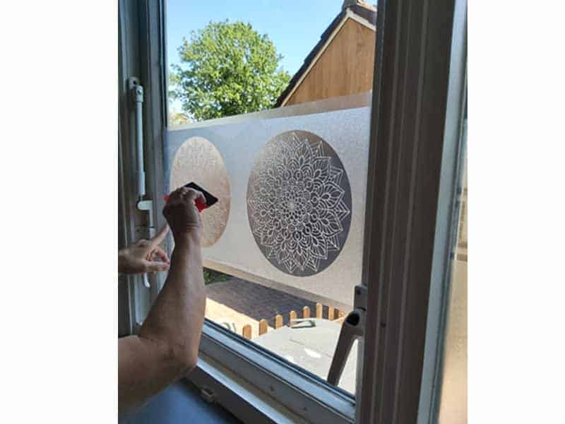 Een originele raamdecoratie maken met een mandala.