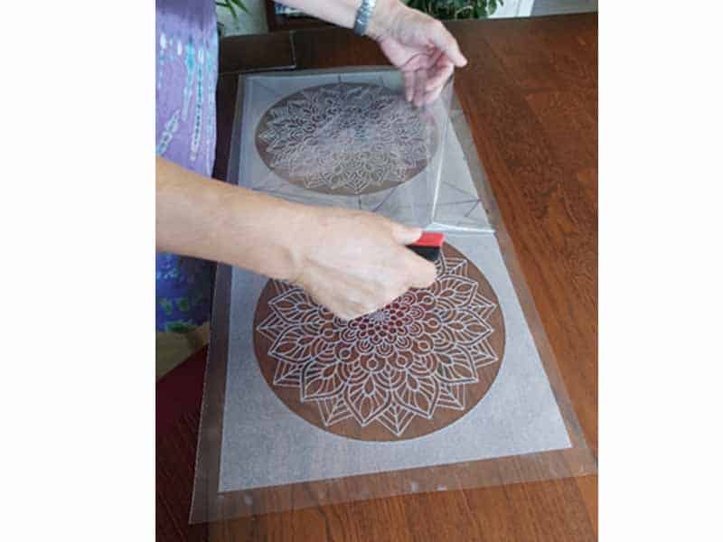 Een originele raamdecoratie maken met een mandala.