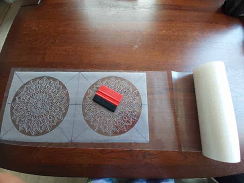 Een originele raamdecoratie maken met een mandala.