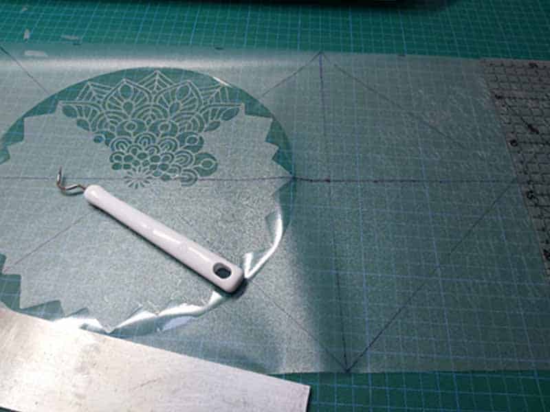 Een originele raamdecoratie maken met een mandala.