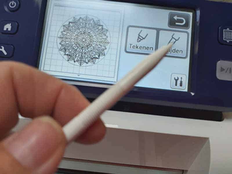 Een originele raamdecoratie maken met een mandala.