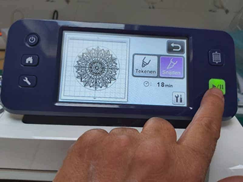 Een originele raamdecoratie maken met een mandala.