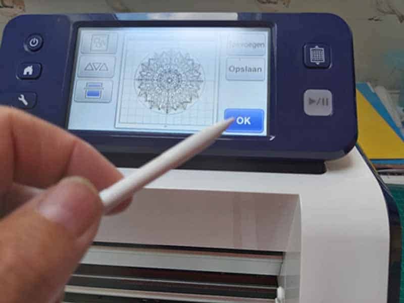 Een originele raamdecoratie maken met een mandala.