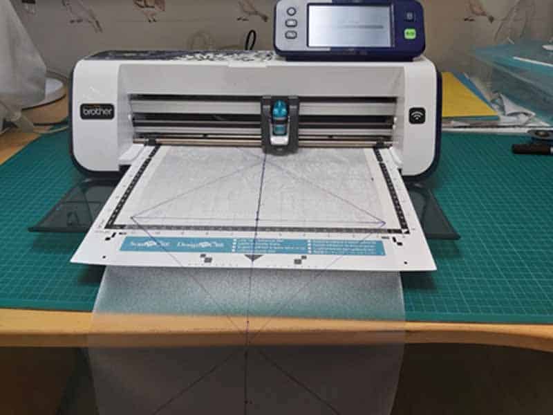 Een originele raamdecoratie maken met een mandala.