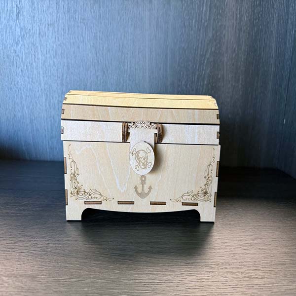 houten schatkist met xTool lasermachine